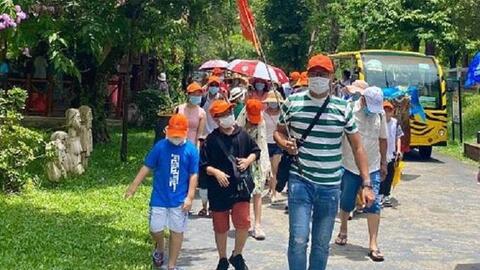Khách bùng nổ, ngành du lịch thiếu nhân sự, hướng dẫn viên phải kiêm bồi bàn