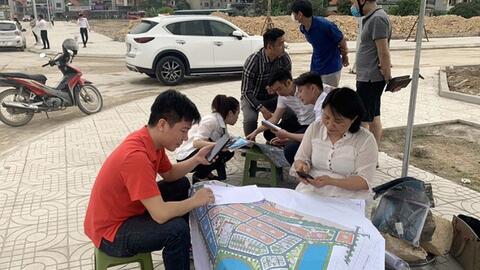 Lãi suất chạm đáy, nhà đầu tư bất động sản xuống tiền chờ đợi cơn “sốt đất” tiếp theo?