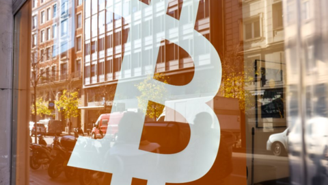Bitcoin hồi về gần 42.000 USD sau đợt lao dốc sâu nhất 4 tháng