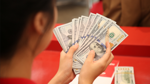Giá USD trên "chợ đen" và ngân hàng đồng loạt tăng mạnh
