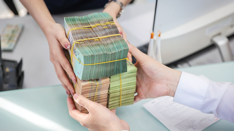 Lãi suất liên ngân hàng tăng mạnh, NHNN tiếp tục bơm thanh khoản