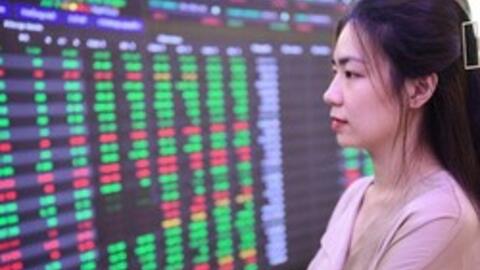 Chứng khoán lập đỉnh: Ôm cổ phiếu, chốt lời hay mua thêm?