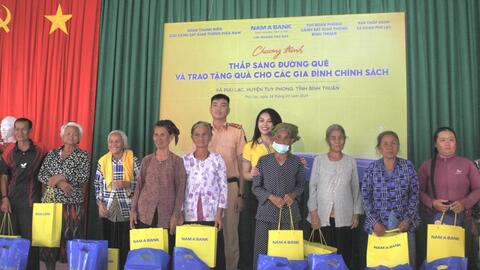 Cục CSGT cùng Nam A Bank chăm lo cho các gia đình chính sách