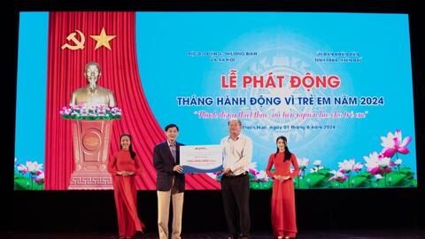 Ông Johnathan Hạnh Nguyễn trao 1 tỷ đồng tặng Quỹ Bảo trợ Trẻ em Việt Nam