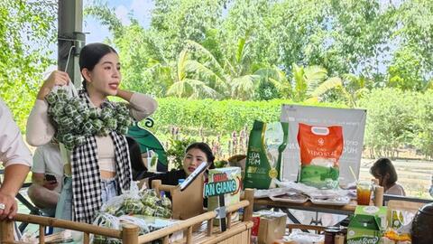 Kỷ lục livestream bán đặc sản địa phương: Thu về 3 tỷ đồng sau 4 tiếng, 23 tấn gạo ruộng tôm hết hàng sau vài chục phút