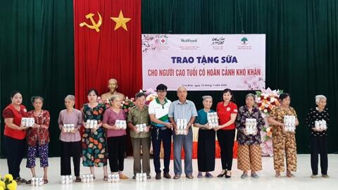 Nutifood hỗ trợ sữa dinh dưỡng tới người già neo đơn