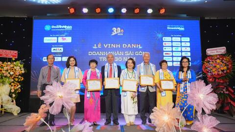 Vinh danh 38 doanh nhân dẫn doanh nghiệp hơn 2 thập kỷ toả sáng