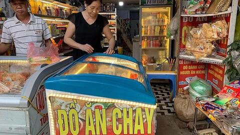 Thực phẩm chay 'chiếm sóng' thị trường đồ lễ Phật Đản 2025