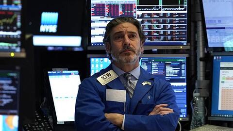 Nhà đầu tư chuẩn bị tinh thần Fed sẽ nâng lãi suất, Dow Jones giảm 400 điểm