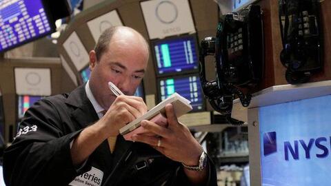 Lợi suất trái phiếu tăng vọt, Dow Jones giảm hơn 500 điểm