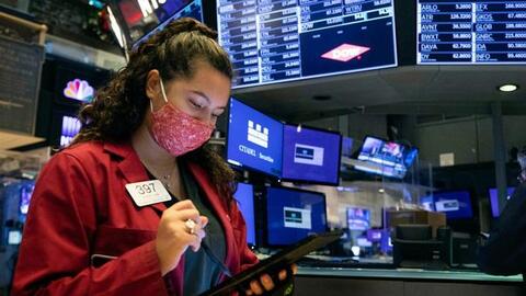 Cổ phiếu công nghệ bứt phá, Phố Wall vẫn có phiên giao dịch như tàu lượn siêu tốc sau thông báo của Fed