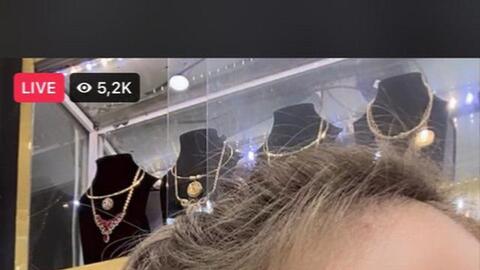 Sát ngày vía Thần tài, tiệm vàng livestream bán bộ lắc trăm triệu, hút hơn 5.000 người xem