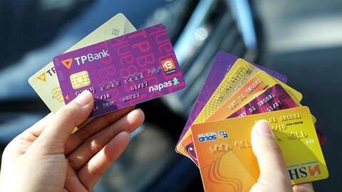 Thẻ ATM ngân hàng không dùng trong bao lâu thì bị khóa?