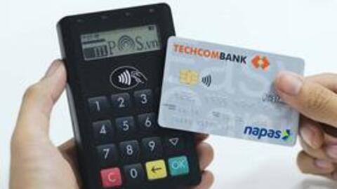 Tài khoản ngân hàng không hoạt động hơn 12 tháng, nộp tiền vào có bị trừ các khoản phí chưa thanh toán?