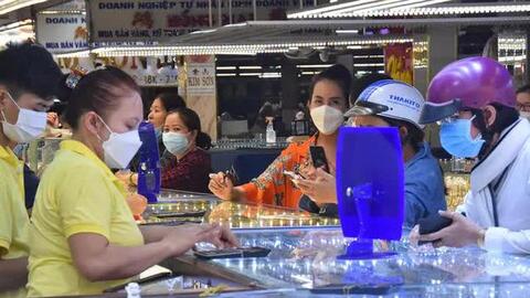 Giá vàng hôm nay 1-4: Nhảy vọt dù ngân hàng Nga bán vàng