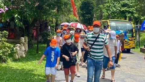 Khách bùng nổ, ngành du lịch thiếu nhân sự, hướng dẫn viên phải kiêm bồi bàn