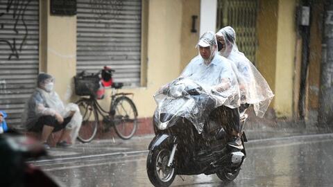 Vừa đón gió mùa vừa ảnh hưởng của bão, miền Bắc chuyển mưa lạnh