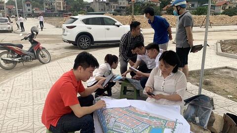 Lãi suất chạm đáy, nhà đầu tư bất động sản xuống tiền chờ đợi cơn “sốt đất” tiếp theo?