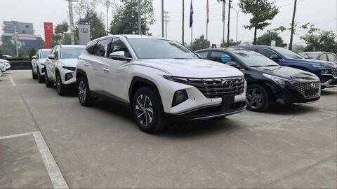 Chạy "xả hàng" trước Tết: Ô tô loạn giá