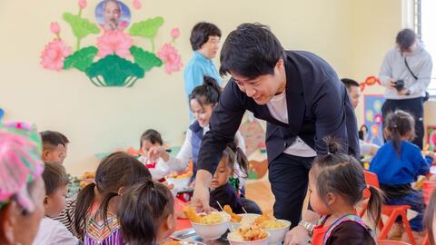 Lần đầu tiên Uniqlo bán áo để xây trường cho trẻ em Việt, CEO đến tận Mù Cang Chải chuẩn bị cơm, dạy các em nhỏ gấp quần áo