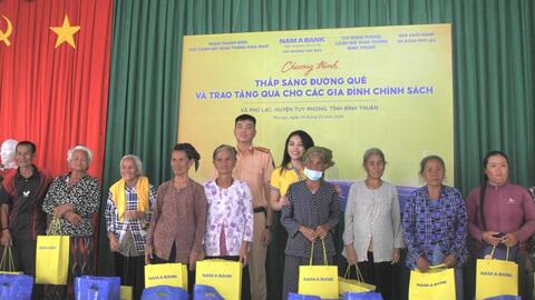 Cục CSGT cùng Nam A Bank chăm lo cho các gia đình chính sách