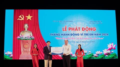 Ông Johnathan Hạnh Nguyễn trao 1 tỷ đồng tặng Quỹ Bảo trợ Trẻ em Việt Nam