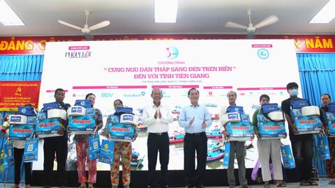 Agribank đồng hành cùng ngư dân thắp sáng đèn trên biển tại Tiền Giang