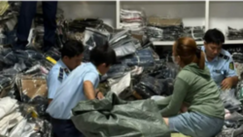 Thu giữ 10 tấn hàng chuẩn bị livestream được ngụy trang trong quán tạp hóa