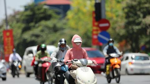 Thủ đô Hà Nội ngày nắng, chiều tối và đêm có lúc có mưa rào