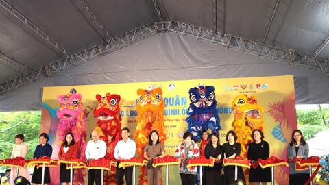 Thoả sức mua hàng giá rẻ tại gian hàng lưu động