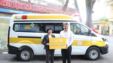 PVcomBank trao xe cứu thương tặng Bệnh viện Đa khoa Vân Đình