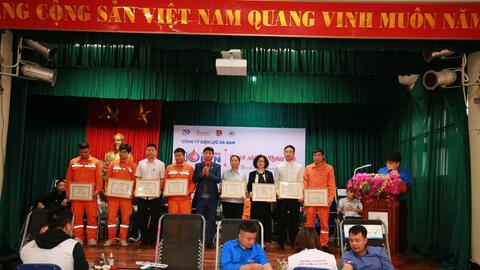 Hơn 140 tình nguyện viên Công ty Điện lực Hà Nam hưởng ứng Tuần lễ hồng EVN