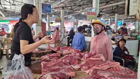 Bán tháo vì dịch, giá lợn hơi lao dốc, thị trường cuối năm ra sao?