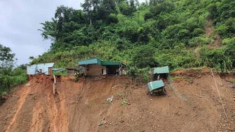 Mưa lớn cục bộ, nguy cơ sạt lở ở nhiều khu vực