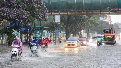 Cảnh báo mưa kèm lốc sét tại nội thành Hà Nội