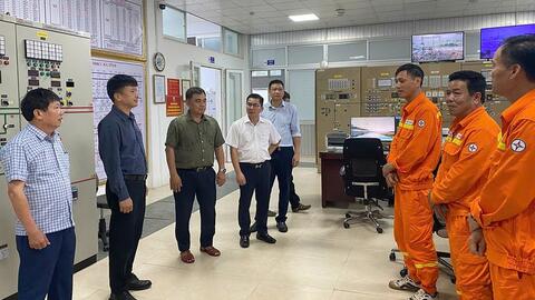 EVNNPT lập 2 đoàn công tác ứng trực tại vùng tâm bão số 5