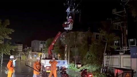 EVNNPC chạy đua thời gian, xuyên đêm khắc phục hậu quả bão số 5