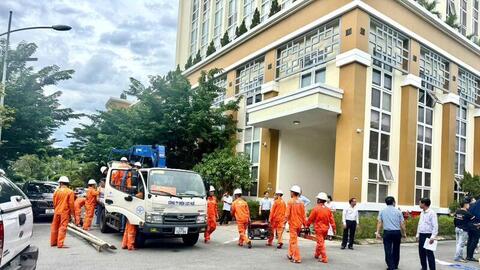 Hơn 200 công nhân, kỹ sư EVNCPC lên đường hỗ trợ EVNNPC sau bão số 5