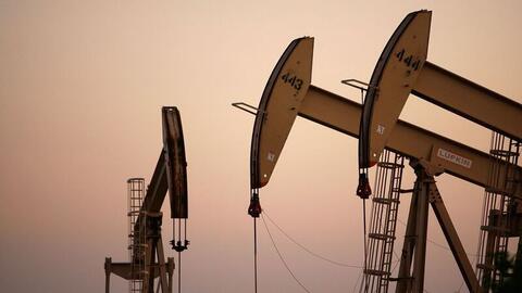 Giá dầu tăng trở lại khi OPEC+ tạm dừng 'nới' sản lượng