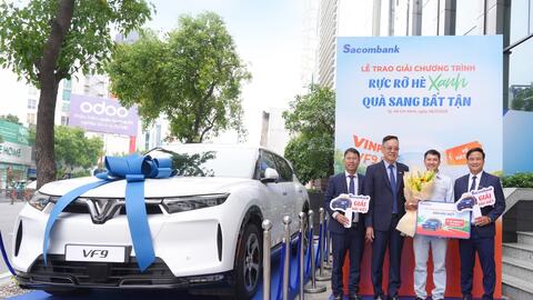 Sacombank trao xe ô tô điện Vinfast VF9 Eco cho khách hàng