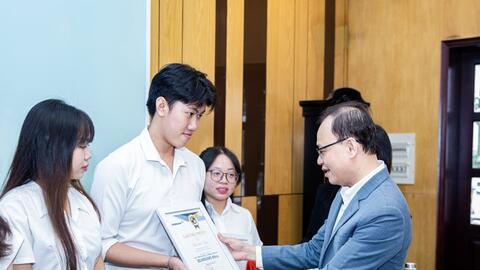 Eximbank trao học bổng cho sinh viên Đại học Kinh tế TP Hồ Chí Minh