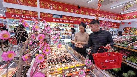 Thị trường hàng hóa mùng 1 Tết: Nguồn cung dồi dào, giá cả ổn định