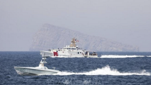 Giá dầu thế giới tăng vọt khi eo biển Hormuz tê liệt