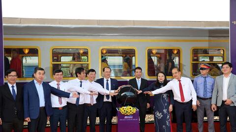 Ra mắt giao diện đậm chất Huế của đoàn tàu "Hành trình kết nối di sản Miền Trung"