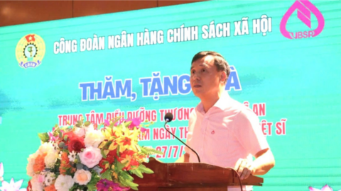 Chi nhánh Ngân hàng CSXH tỉnh Nghệ An thăm, tặng quà thương, bệnh binh