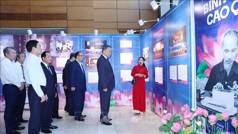 Tổng Bí thư, Chủ tịch nước Tô Lâm cùng lãnh đạo Đảng, Nhà nước tham quan triển lãm 'Những tấm gương bình dị mà cao quý'