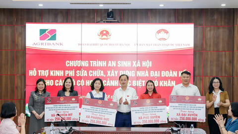 Agribank cùng Đoàn đại biểu Quốc hội TP. Hà Nội trao 1 tỷ đồng hỗ trợ xây dựng Nhà Đại đoàn kết