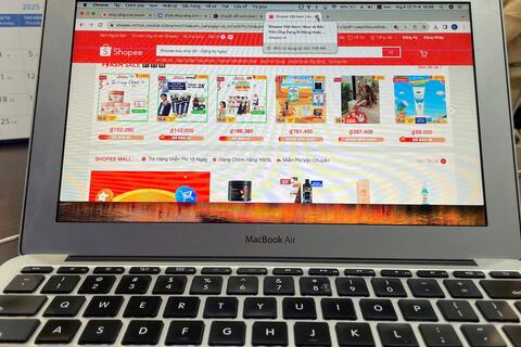 Từ 1/7: Bán hàng online bị khấu trừ thuế tự động, ai phải nộp, ai được miễn?