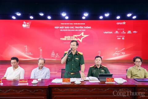 “Dưới cờ vinh quang” - Bản hùng ca về lòng yêu nước