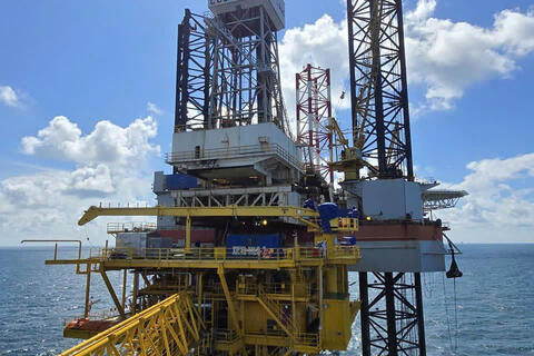 Vietsovpetro đón dòng dầu thương mại đầu tiên từ giàn BK-24